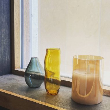 boş bardak ahşap rafta