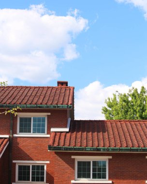 Modern bir evin çatısı.