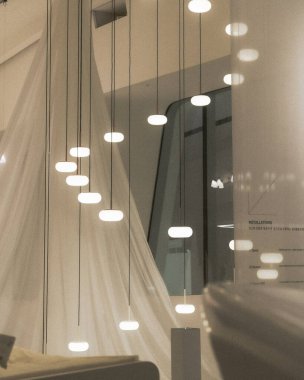 Modern bir otel odası.