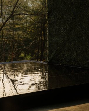 Tahta bir çitin güzel manzarası.