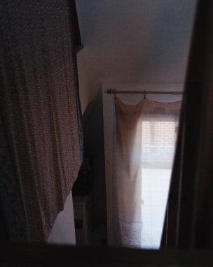 Modern bir otel odasının içinde.