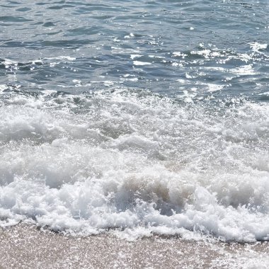 Deniz dalgası kumsalda