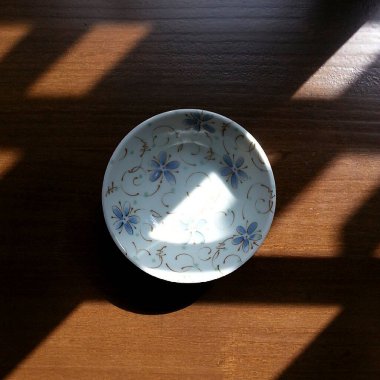 Masada bir fincan kahve.