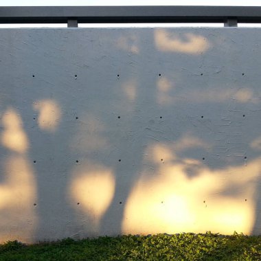 büyük pencereli beton duvar