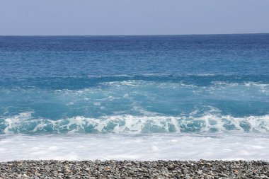 Dalgaları ve denizi olan güzel sahil