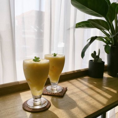 Tahta masada limonlu bir fincan çay.