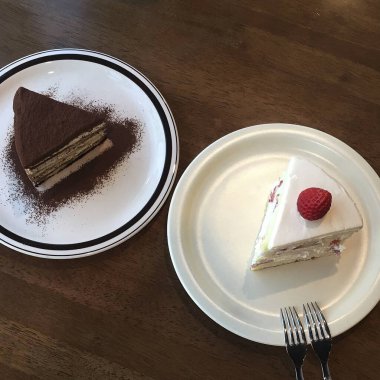 Çikolatalı ve kremalı lezzetli pasta.