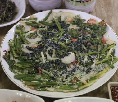 Kore yemeği ve kimchili sebze salatası.