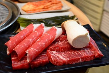 Baharatlı ve sebzeli taze et.