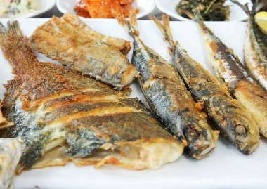 Limonlu ve sarımsaklı kızarmış balık.