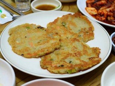 Lezzetli gözleme ve kızarmış balık yakın plan çekimi.