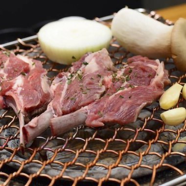 Izgarada çiğ domuz eti