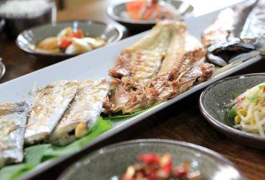 Lezzetli Asya yemeklerinin yakın görüntüsü