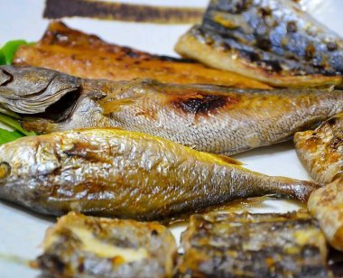 Sarımsaklı ve baharatlı kızarmış balık.