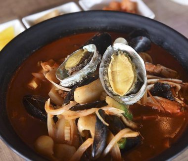 Lezzetli Asya yemeklerinin yakın görüntüsü