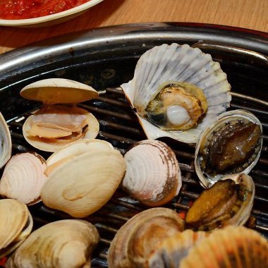 Tabakta taze midyeler