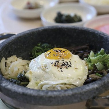 Kore yemeği sahanda yumurta ve kimchi.