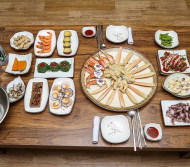 çeşitli suşi çeşitleri ve ahşap masada aperatifler