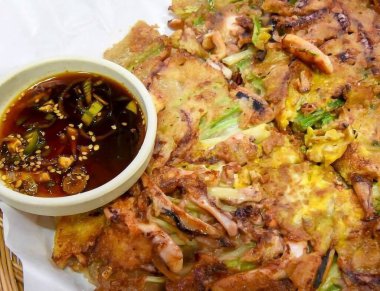 Kore gözlemesi, kızarmış yumurta, krep.