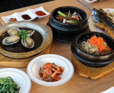 Lezzetli Asya yemeklerinin yakın görüntüsü