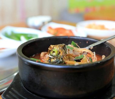 Sarımsaklı yumurta ve biber ezmesi.