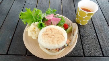 Peynirli, sebzeli ve sosisli sandviç.