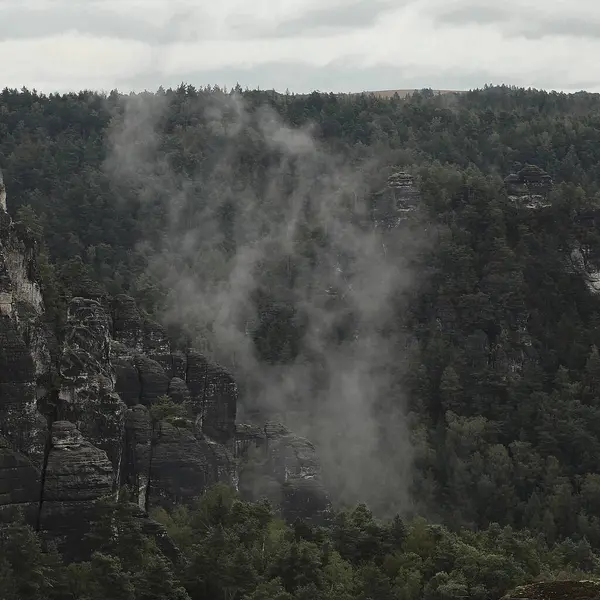 Dağlardaki güzel manzara. seyahat ve doğa