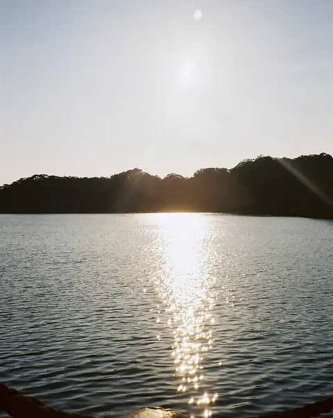 Gölün üzerinde güzel bir gün batımı