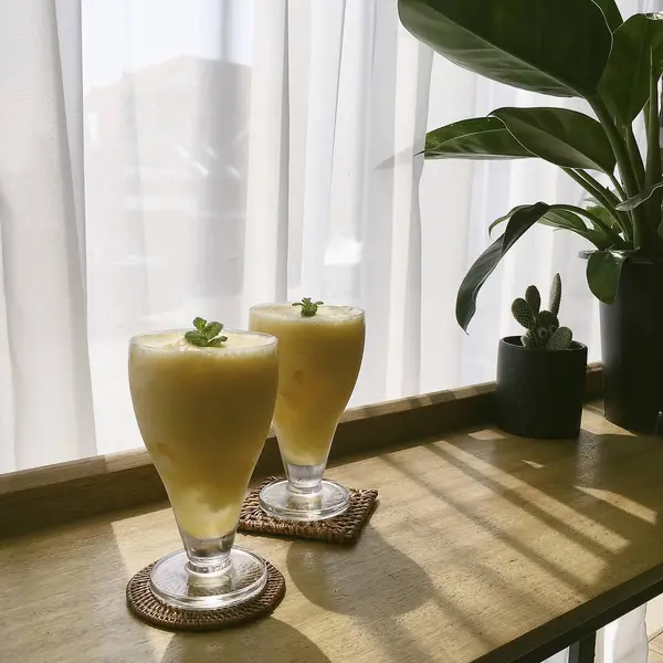 Tahta masada limonlu bir fincan çay.