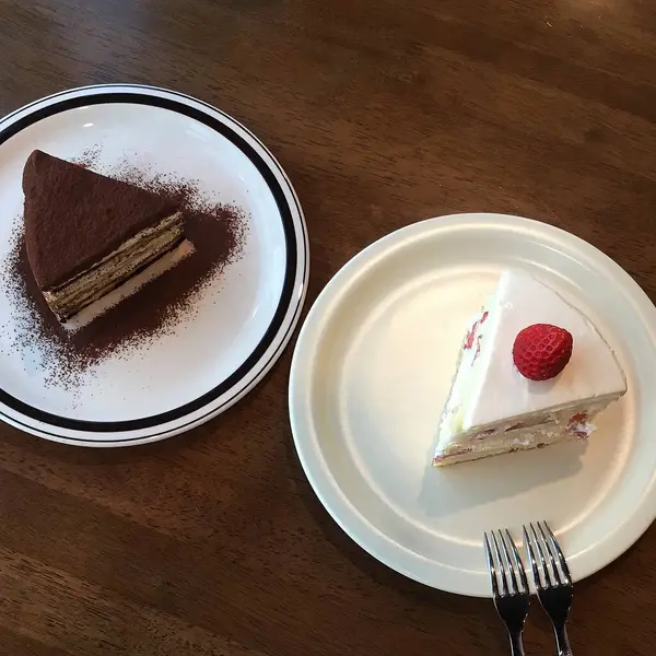 Çikolatalı ve kremalı lezzetli pasta.