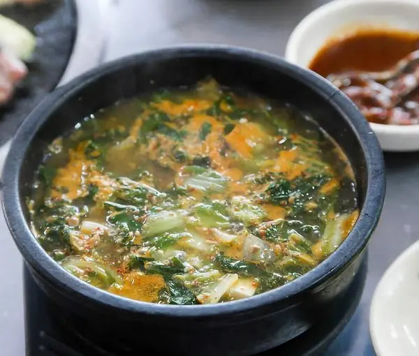 Geleneksel Kore çorbası, kimchi.