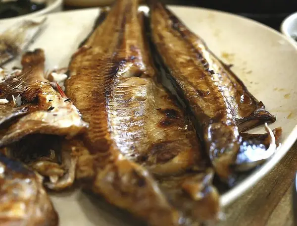 Limonlu ve sarımsaklı kızarmış balık.