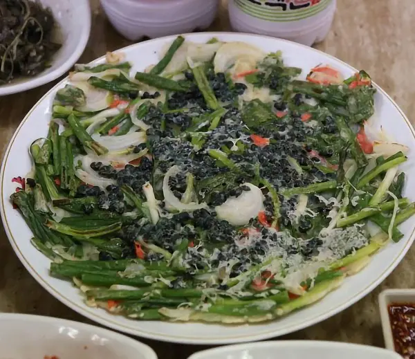 Kore yemeği ve kimchili sebze salatası.