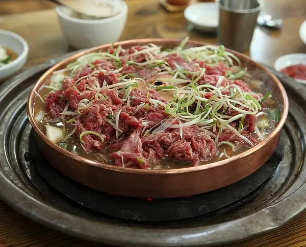 Kore yemeği güveci, kimchi.