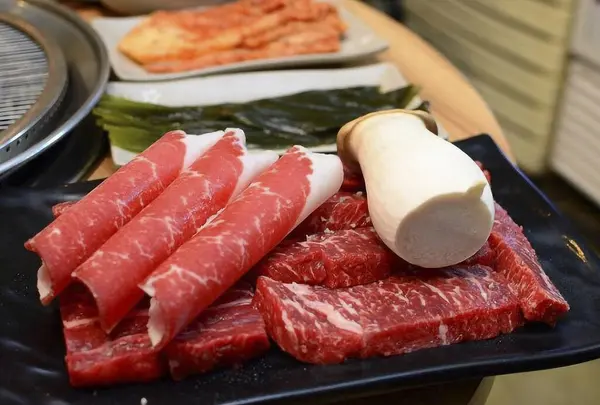 Baharatlı ve sebzeli taze et.