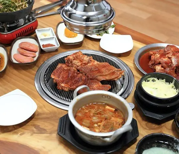 Lezzetli Asya yemeklerinin yakın görüntüsü