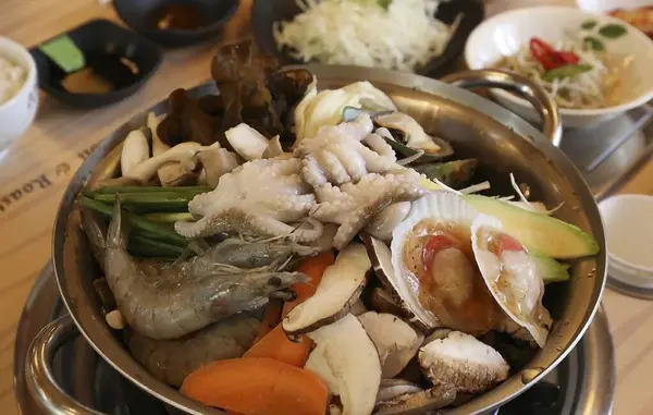 Lezzetli Asya yemeklerinin yakın görüntüsü