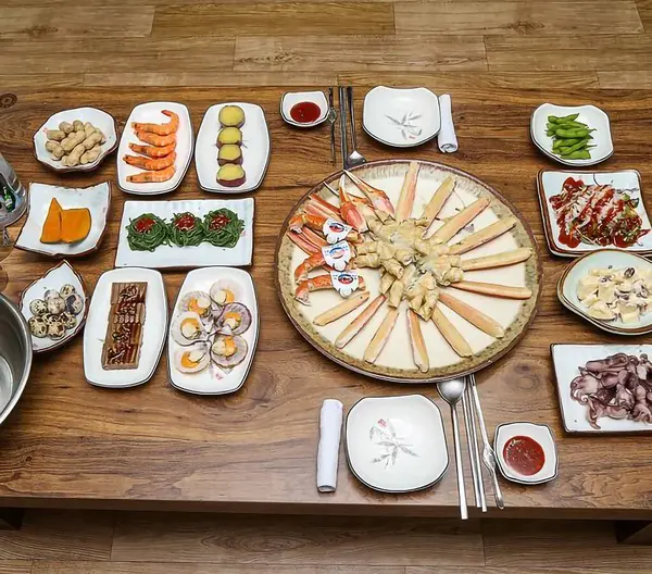 çeşitli suşi çeşitleri ve ahşap masada aperatifler