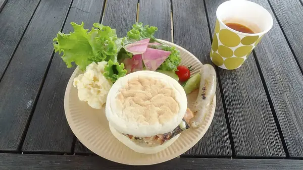 Peynirli, sebzeli ve sosisli sandviç.