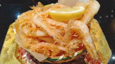 Limonlu ve sarımsaklı kızarmış karides