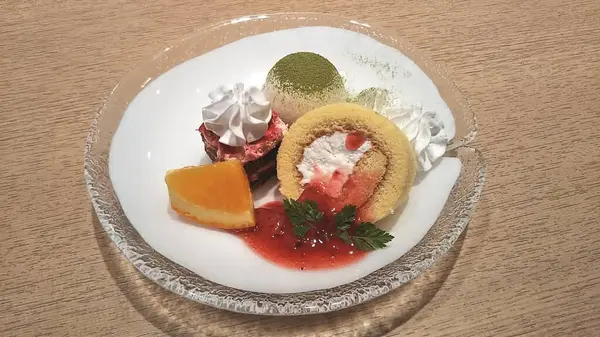 Dondurma ve meyveli taze tatlı.