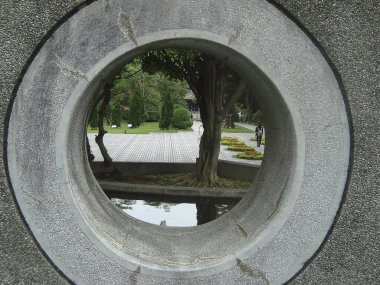 Parktaki eski ahşap köprü