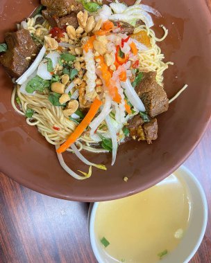 tavuk ve sebze kızarmış noodle