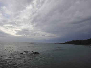 Denizin üzerinde fırtına bulutları