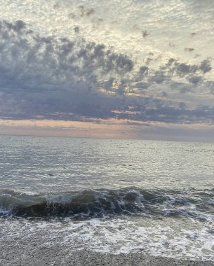 Büyük bir deniz dalgası ile güzel bir deniz manzarası
