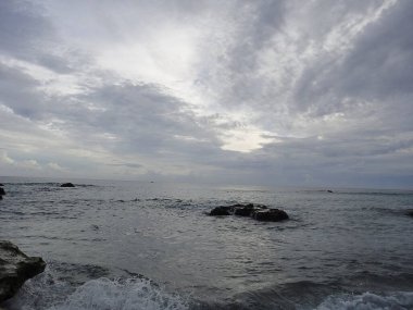 Deniz dalgaları ve gökyüzü