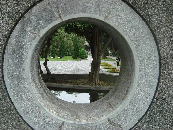 Parktaki eski ahşap köprü