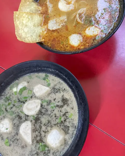 Erişteli Asya yemeği çorbası.