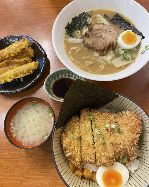 Domuz etli erişte ve yumurta.