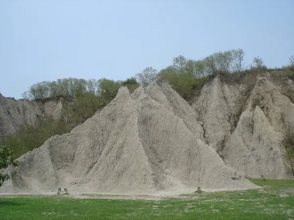 Deniz kıyısındaki kum ocağı